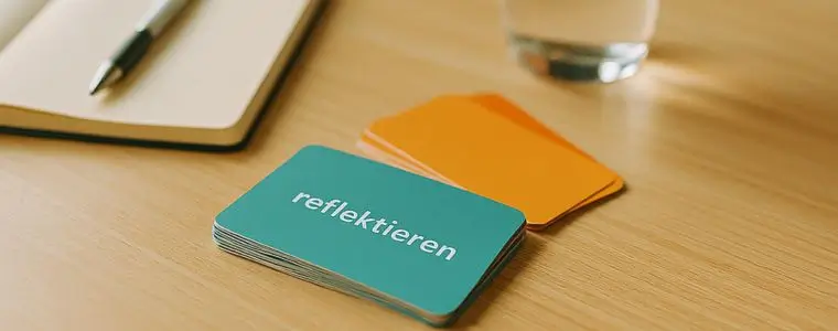 Coachingkarten liegen auf einem Tisch