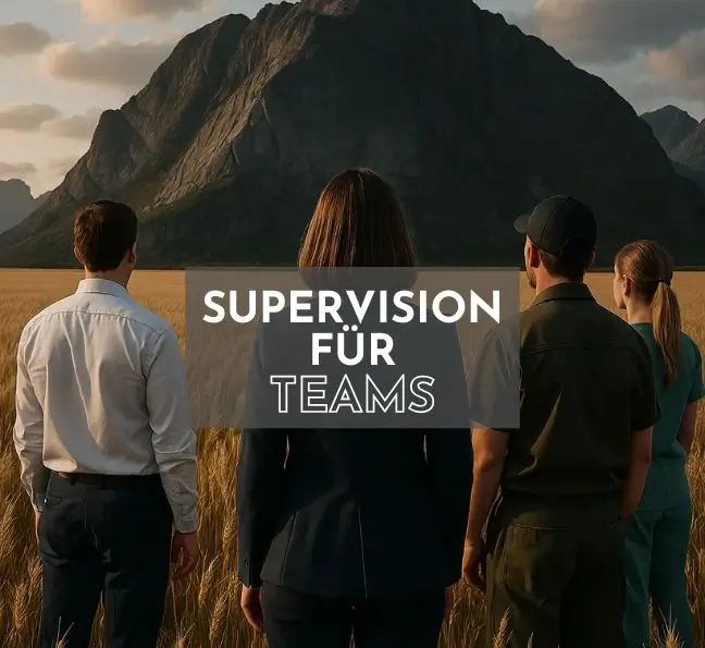 Spuren im Sand welche aus verschiedenen Richtungen  kommen  Symbolisch für Orientierung Coaching