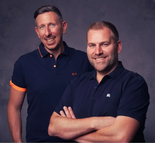 Frau im Sakko steht im Kornfeld soll symbolisch Gesundheitsmanagement zeigen